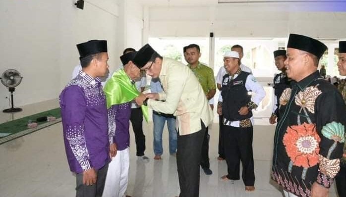 Sekda Lepas 229 CJH, Tertua Usia 88 Tahun dan Termuda 20 tahun 1 PELEPASAN JAMAAH— Sekretaris Daerah Kabupaten Padangpariaman Rudi Refenaldi Rilis, salami jamah saat rmelepas 229 Calon Jamaah Haji (CJH) asal Kabupaten Padangpariaman.