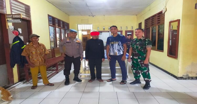 Pria Lansia Mengamuk, 2 Warga Ditikam, Satu Tewas, Satu Luka di Dada 1 TIKAM WARGA-Polsek Ranah Pesisir menangkap pria lansia karena diduga melakukan penganiayaan terhadap dua warga menggunakan senjata tajam hingga menewaskan satu orang.