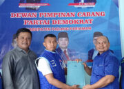 Tim Balon Bupati Incumbent Suhatri Bur Ambil Formulir ke Partai Demokrat