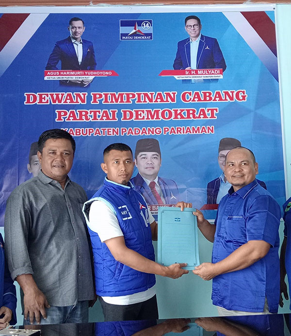 AMBIL FORMULIR— Alam Syahri saat mengambil formulir ke Partai Demokrat didampingi Seven Boy.