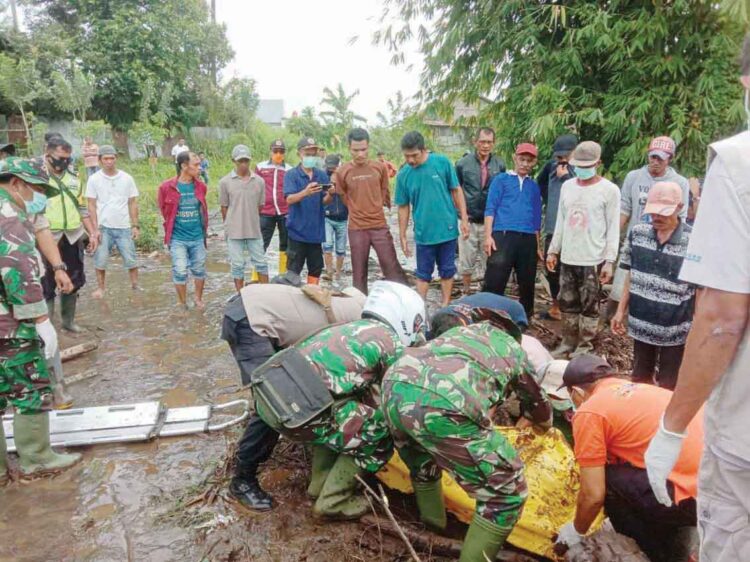 EVAKUASI— Tim gabungan mengevakuasi jenazah korban musibah banjir bandang 
di kawasan Bukik Batubuah.