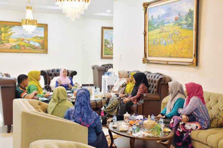 RAPAT PERSIAPAN— TP-PKK Agam menggelar rapat persiapan keberangkatan ke Kota Surakarta, Jawa Tengah untuk mengikuti lomba paduan suara PKK Tingkat Nasional.