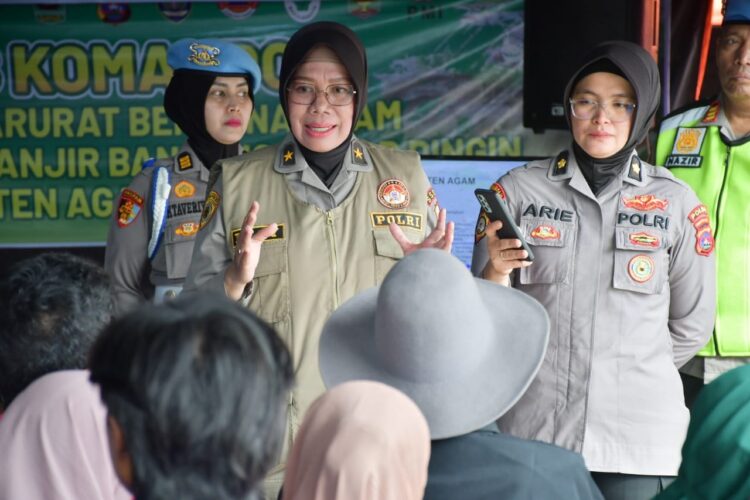 Tim Psikolog SSDM Polri Berikan Trauma Healing Bagi Korban Bencana 1 TRAUMA HEALING— Pakor Polwan RI, Brigjen Pol Dessy Andriani selaku tim Psikologi SSDM Polri memberikan trauma healing bagi warga terdampak bencana, di posko tanggap darurat Bukik Batabuah, Kabupaten Agam, Senin (20/5).