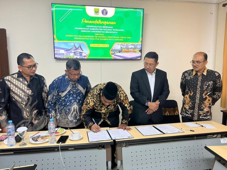 TANDATANGAN MOU— Bupati Padangpariaman Suhatri Bur tekan kerjasama dengan Universitas Brawijaya dengan melakukan penandatanganan kesepakatan bersama (MoU).