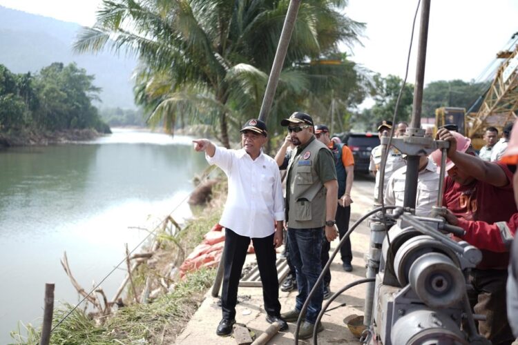 PENANGANAN DAMPAK BENCANA— Wakil Gubernur Sumbar, Audy Joinaldy, saat mendampingi Menko PMK Muhadjir Effendy meninjau penanganan bencana di Sumbar pada 16 Maret lalu.