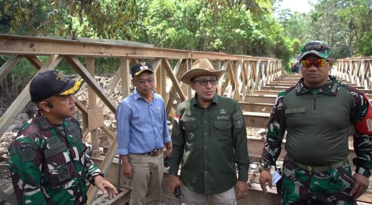 JEMBATAN BAILEY DIBANGUN— Bupati Tanahdatar Eka Putra melihat progres pembangunan jembatan bailey di Nagari Sungai Jambu.