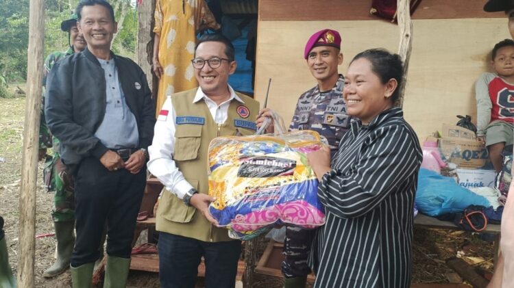 SERAHKAN BANTUAN— Bupati Tanah Datar Eka Putra didampingi Komandan Batalyon Marinir Pertahanan Pangkalan (Danyonmarhanlan) Padang Mayor Marinir Denny Aprianto Putro, M. Tr. Opsla, serahkan bantuan pada warga yang mengungsi  di pondok-pondok.