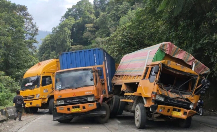 4 Truk Kecelakaan Beruntun di Sitinjau Lauik, Gegara Gagal Nanjak, Akses Lalin Terhambat 1 KECELAKAAN BERUNTUN— Kecelakaan beruntun melibatkan 4 truk terjadi di Panorama 2, Sitinjau Lauik, Kelurahan Indarung, Kecamatan Lubuk Kilangan, Kota Padang, Selasa (28/5).
