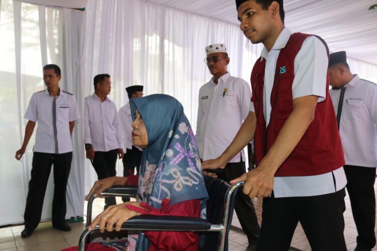 Layanan Haji— Simulasi layanan one stop service pemberangkatan haji embarkasi Padang.