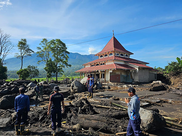 PLN Gerak Cepat PLN, Pulihkan Listrik Terdampak Banjir dan Longsor di Sumbar 1 MEMULIHKAN--PT PLN (Persero) gerak cepat memulihkan pasokan listrik pascabanjir dan longsor akibat cuaca ekstrem yang terjadi di beberapa kota dan kabupaten di Provinsi Sumatera Barat pada Sabtu (11/5) lalu. Hingga Senin (13/5) pukul 08.00 WIB, persentase listrik menyala sudah mencapai 95%.
ist