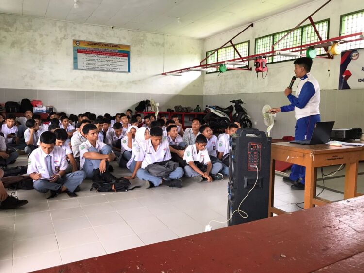 Honda Hayati Gencarkan Kampanye Keselamatan Berkendara 1 EDUKASI KESELAMATAN— Gandeng Dealer Harapan Motor Lubuk Basung, PT. HPM menggelar edukasi keselamatan berkendara di SMK N 1 Lubuk basung, Rabu (8/5).