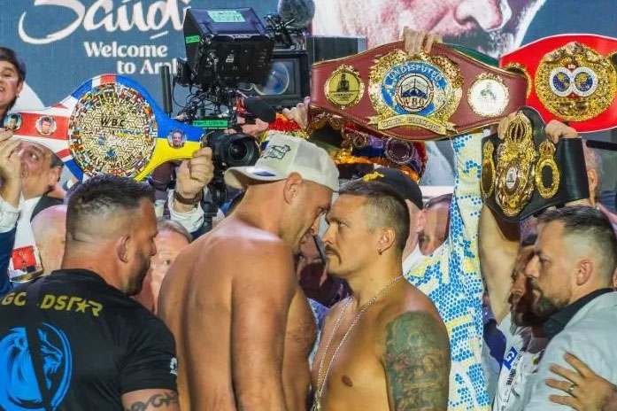 DUEL TINJU— Tyson Fury (kiri) dari Inggris dan Oleksandr Usyk (kanan) dari Ukraina usai proses timbang jelang duel tinju kelas berat di Riyadh pada Sabtu (18/5).