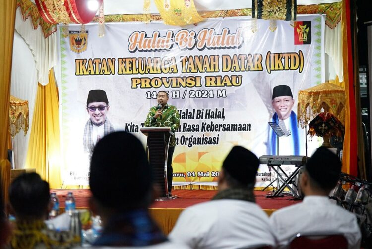 Wagub Paparkan Komitmen Pemprov untuk Keberlanjutan Pembangunan di Sumbar 1 SAMBUTAN—Wakil Gubernur Sumatera Barat, Audy Joinaldy memberikan sambutan pada halal bihalal yang diselenggarakan Ikatan Keluarga Tanah Datar (IKTD) Provinsi Riau di Kota Pekanbaru, Sabtu malam (4/4).