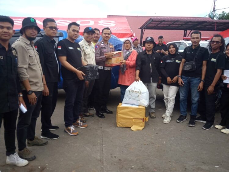 Peduli Korban di Sungai Jambu, Tanahdatar, Wartawan Salurkan Bantuan 1 SERAHKAN DONASI— Komunitas wartawan di Kabupaten Sijunjung menyerahkan bantuan di Nagari Sungai Jambu, Kecamatan Pariangan Kabupaten Tanah Datar, Kamis (23/5).