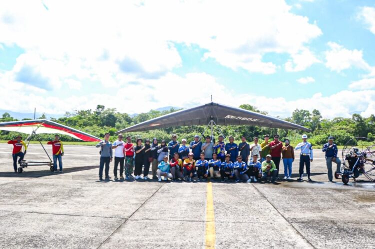 Matangkan Persiapan Jelang PON XXI, Atlet FASI Sumbar Gelar Latihan Bersama 1 LATIHAN BERSAMA— Atlet FASI Sumbar menggelar latihan di Taxiway Bravo Lanud Sutan Sjahrir, Padang yang disaksikan langsung oleh Ketua FASI Sumbar, Danlanud Sutan Sjahrir Kolonel Nav Sani Salman Nuryadin, Sabtu (11/5).