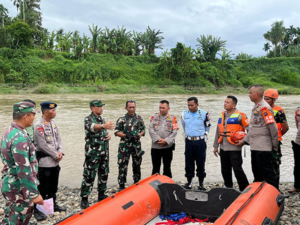 Danlanud SUT Turun Langsung Mencari Korban Banjir Bandang Batang Anai 1 PIMPIN PENCARIAN KORBAN—Komandan Lanud Sutan Sjahrir Kolonel Nav Sani Salman Nuryadin terjun langsung sekaligus memimpin proses pencarian korban bencana banjir bandang Sungai Batang Anai, Padangpariaman, Minggu (12/5).