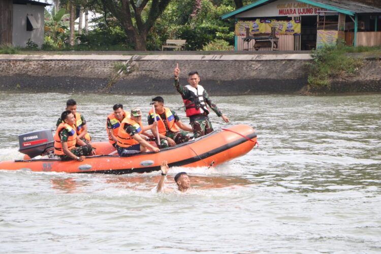 Lanud SUT Gelar Simulasi Latihan Water Rescue TW II Tahun 2024 1 SIMULASI PERTOLONGAN— Personel Lanud SUT menggelar simulasi latihan teknik pertolongan di permukaan air (Water Rescue) Triwulan II T.A. 2024.