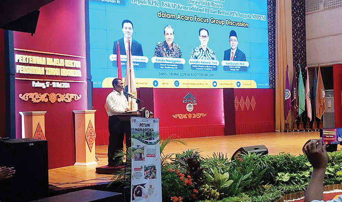 Wujudkan Transformasi Pertanian Tradisional menjadi Modern, Mentan Tantang 80 Rektor Sediakan Lahan 5-10 Ribu Hektare 1 PERTEMUAN MRPTNI— Menteri Pertanian RI Andi Amran Sulaiman, memberikan arahan saat FGD Pertemuan MRPTNI di UNP, Sabtu (18/5)