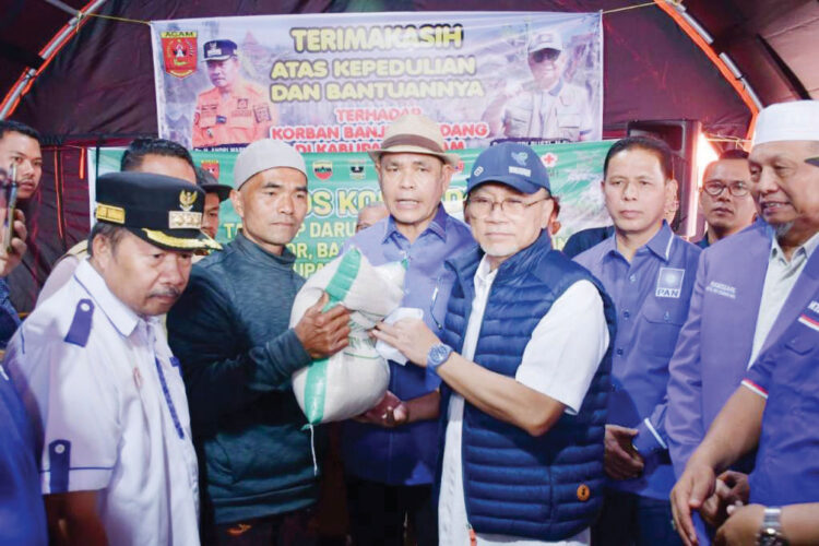 BANTUAN LOGISTIK— Menteri Perdagangan RI, Zulkifli Hasan drop 40 truk bantuan logistik untuk penanganan dampak 
bencana di Kabupaten Agam, Kamis (23/5).