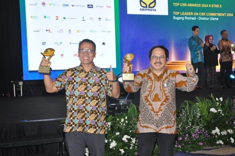 Smartfren Raih TOP CSR Awards 2024 Lewat Pemberdayaan Digital Berbasis Komunitas 1 TERIMA PENGKARHAAN-(ki-ka) Dani Alhyar, Head of Corporate Communications & CSR Smartfren bersama Merza Fachys, President Director Smartfren mewakili penerimaan TOP CSR Awards 2024 untuk Smartfren di Jakarta.