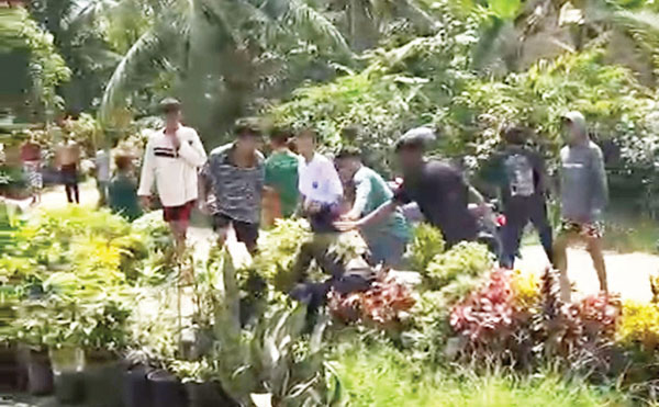 Viral, Video Pelajar SMP Tawuran Gunakan Sajam 1 TAWURAN PELAJAR— Aksi tawuran antar pelajar SMP di Kota Padang, kembali virak di media sosial. Aksi tawuran tersebut terlihat makin brutal dengan adanya benda yang dipegang sekelompok siswa yang diduga sebagai senjata.