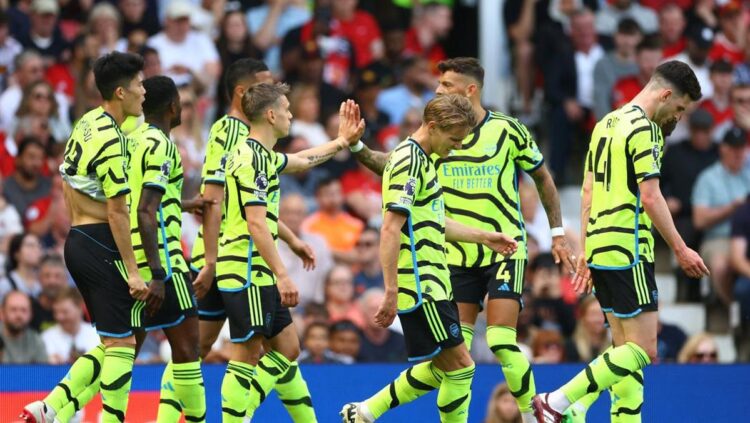 MENANG— Arsenal sukses mengalahkan Manchester United dengan skor 1-0 pada pekan ke-37 Liga Inggris di Stadion Old Trafford, Manchester, Minggu (12/5). Hasil ini juga membuat The Gunners untuk sementara waktu mengkudeta posisi Man City di puncak Klasemen.