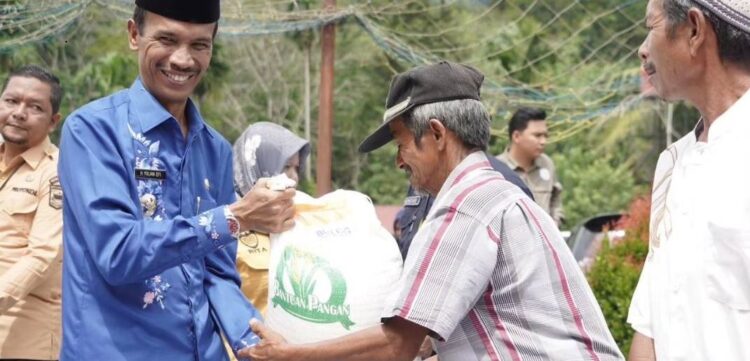 924 Keluarga Penerima Manfaat di Sangir Jujuan, Terima Bantuan Beras Tahap Kedua 1 SERAHKAN BANTUAN BERAS—Wabup Solok Selatan H Yulian Efi turun langsung menyerahkan bantuan beras kepada warga melalui Badan Pangan
Nasional atas bantuan pangan bagi masyarakat di wilayah Solsel.