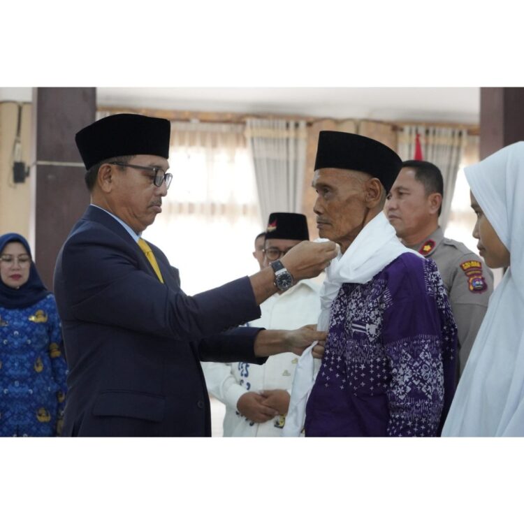 46 Calon Jamaah Haji Solsel, Bakal Berangkat ke Tanah Suci 1 LEPAS CJH— Bupati Seolok Selatan Khairunas lepas Jamaah Calon Haji (JCH) asal Solok Selatan di Aula Sarantau Sasurambi Kantor Bupati Solok Selatan, Senin (20/5).