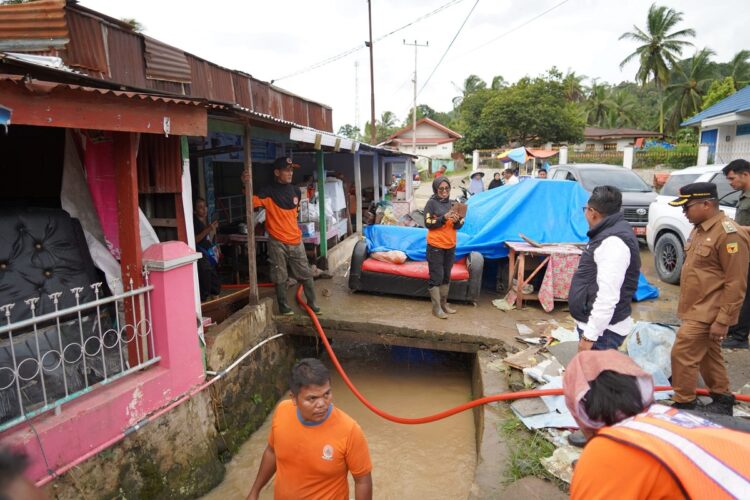 56 Rumah Warga Terendam Banjir 1 KORBAN BANJIR— Bupati Tanah Datar Eka Putra meninjau rumah warga yang terdampak musibah banjir di Nagari III Koto, yang terjadi Rabu (8/5) sore, hingga pukul 20.00 WIB malam. Air yang diperkirakan berasal dari bukit Tambasi melimpah dan menghantam beberapa rumah warga.