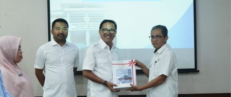 SUKSE RAIH WTK KE-8— Bupati Solok Selatan H Khairunas bersama Ketua DPRD, Zigo Rolanda, menrrima penghargaan WTP di Kantor BPK Perwakilan Provinsi Sumatera Barat, di Kota Padang.