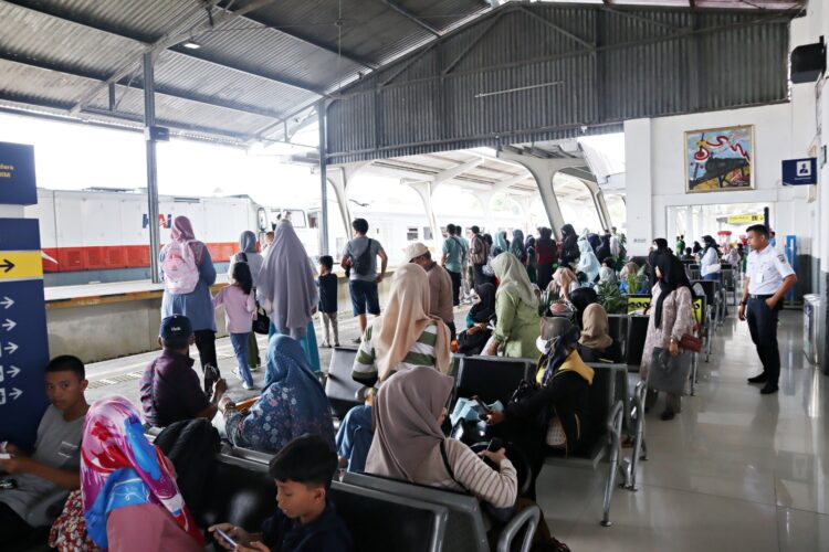 Per 1 Juni 2024, Pengembalian Dana Pembatalan Tiket KA Perkotaan Menjadi 7 Hari 1 Kondisi penumpang kereta api di Stasiun Padang. Foto: Yudi/ Asisten Manager Humas PT KAI Divre II Sumbar