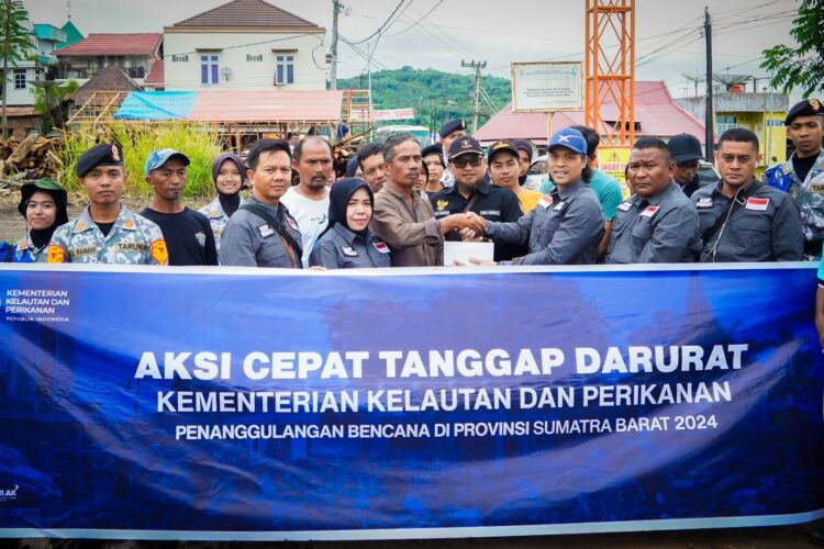 Kementerian Kelautan dan Perikanan Bantu Pembudidaya Terdampak Banjir Bandang di Sumbar 1 Asisten Khusus Menteri KP Bidang Media dan Komunikasi Publik, Doni Ismanto, menyerahkan bantuan uang tunai kepada pembudidaya, serta paket sembako, selimut, dan susu kepada korban banjir bandang di IV Koto, Kabupaten Agam, Sumbar, Rabu (22/5). KKP menyalurkan bantuan hampir Rp500 juta untuk masyarakat terdampak bencana di Agam, Tanah Datar, Pandang Panjang, Padang Pariaman dan Sijunjung.