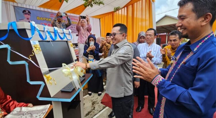 Inovasi Nagari Tanjuang, SIMPONI di Ujung Jari di Launching Bupati Eka Putra 1 Bupati Eka Putra Launching SIMPONI di Ujung Jari, di Nagari Tanjung Sungayang. (chandra antoni)