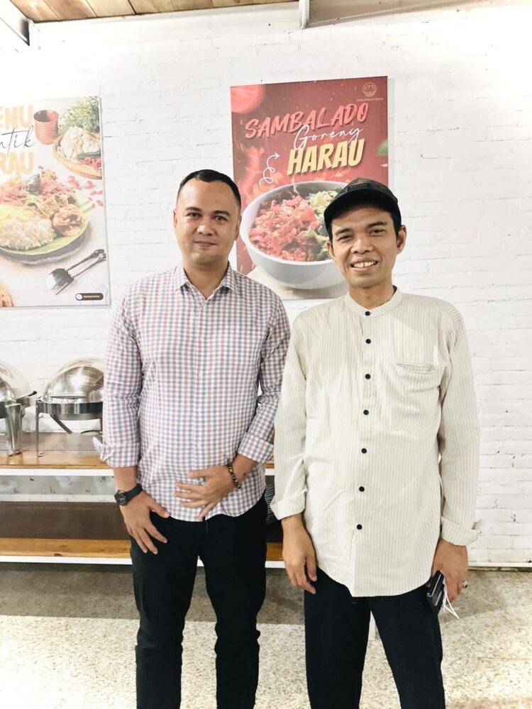 Usai Bertemu UAS, Bupati Benny Dwifa Akan Hadirkan Ustadz Kondang di Sijunjung 1 BERSAMA—Bupati Benny bersama Ustadz Abdul Somad (UAS) di salah satu Cafe di Payakumbuh, Minggu (12/5).