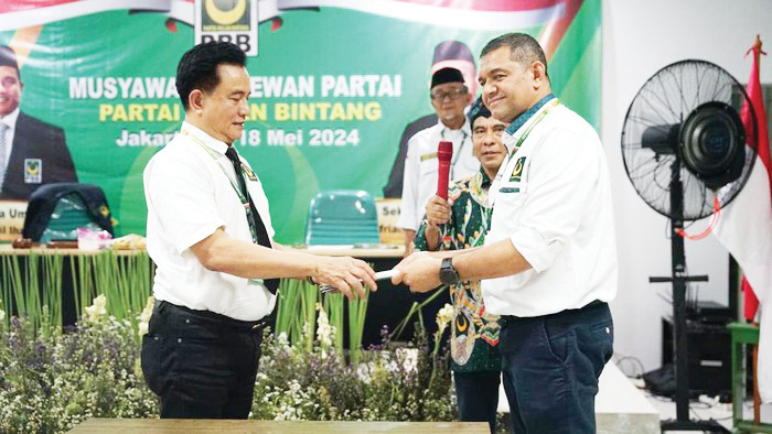 Gantikan Yusril jadi Pj Ketua Umum PBB, Fahri Bachmid Pastikan Sukseskan Agenda Strategis 1 SERTIJAB— Fahri Bachmid (kanan) menjadi Pj Ketum PBB menggantikan Yusril Ihza Mahendra yang mundur dari Ketua Umum PBB.