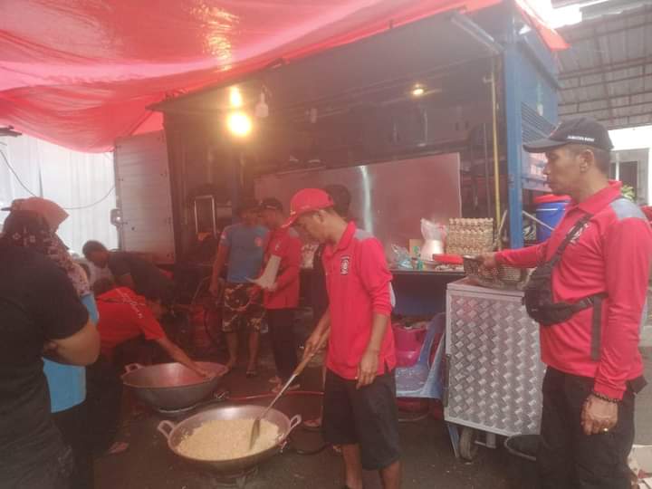 Dinsos Pemkab Pessel Dirikan Dapur Umum di Tanah Datar Bantu Pengungsi 1 fc209ff8 157f 4d08 9640 9e73c6e49ca7
