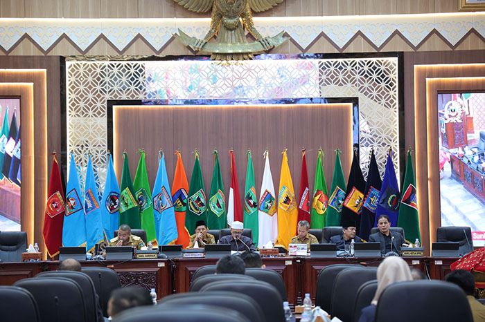 DPRD Tetapkan Rekomendasi terhadap LKPJ Tahun 2023 1 Rapat paripurna--DPRD Sumbar menggelar rapat paripurna Penetapan Rekomendasi DPRD Terhadap Laporan Keterangan Pertanggungjawaban (LKPJ) Kepala Daerah Tahun 2023 di ruang sidang utama kantor DPRD Sumbar.
