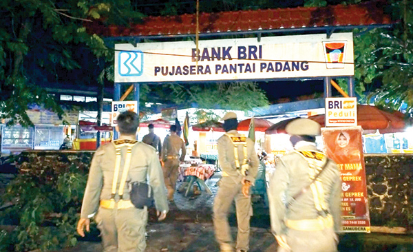PUJASERA—  Inilah kawasan Pujasera Pantai Padang di jalan Samudera, yang menjual beragam makanan dan minuman. Beberapa waktu lalu, dua pedagang di Pujasera ini diduga terlibat cek cok dan berujung dengan penganiayaan.