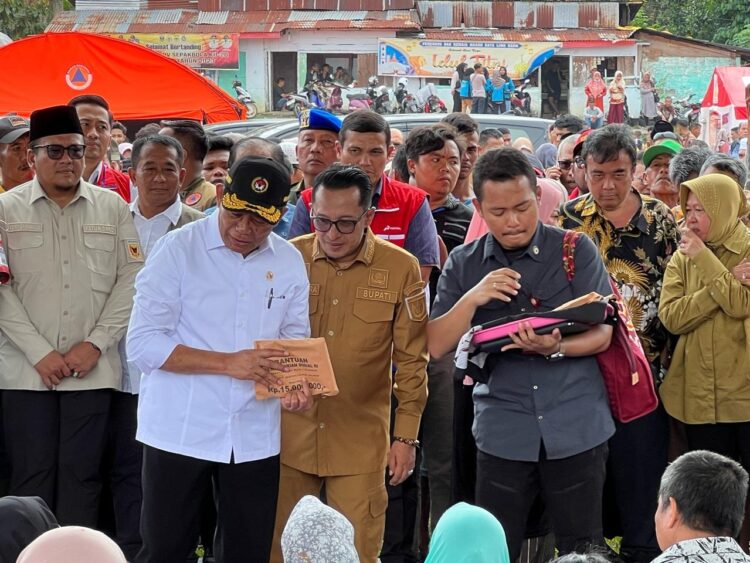 SERAHKAN BANTUAN—Menteri Koordinator Pembangunan Manusia dan Kebudayaan (PMK) Republik Indonesia Muhadjir Effendi, serahkan bantuan pada korban terdampak galodo lahar dingin.