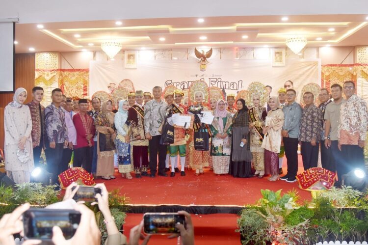 Pemilihan CuCa Tahun 2024, Pemenang dapat Menjadi Duta Wisata 1 FOTO BERSAMA—Pj Wali Kota Pariaman Roberia berfoto bersama dengan para pemenang CuCa 2024.