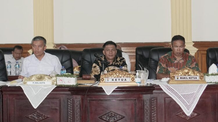 LKPD 2023 Telah Diperiksa BPK RI, Pj Wako Roberia Raih WTP ke-11 1 RAPAT— Pj Wali Kota Pariaman Roberia saat rapat bersama pimpinan DPRD Kota Pariaman, beberapa waktu lalu di gedung DPRD Kota Pariaman.