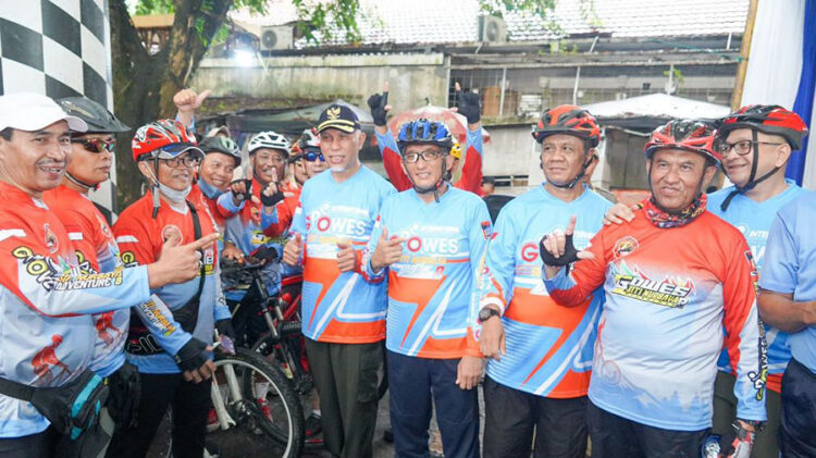 PELEPASAN PESERTA— Gubernur Sumbar Mahyeldi Ansharullah bersama Wali Kota Padang Hendri Septa, melepas peserta Gowes Siti Nurbaya Adventure (GSNA) VIII, di depan kantor Dispora Kota Padang, Minggu (5/5).