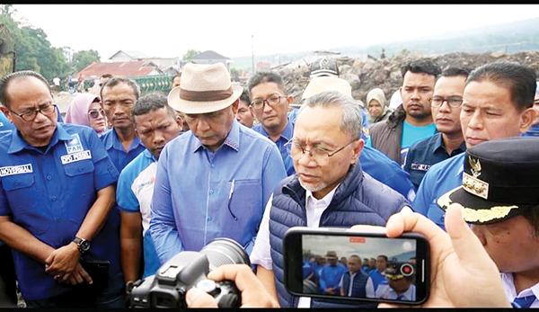 Dampingi Zulhas, Hendri Septa dapat “Tiket” jadi Cawako Padang?, Dikabarkan Berkoalisi dengan Gerindra di Pilkada 2024 1 MAJU PILKADA— Wali Kota Padang sisa masa jabatan 2019-2024, Hendri Septa mendampingi kunjungan Mendag yang juga Ketua Umum DPP PAN, Zulkifli Hasan pada Kamis (23/5) siang lalu. Dikabarkan, Hendri Septa telah mendapat tiket dari PAN untuk maju di periode keduanya sebagai Wali Kota Padang periode 2024-2029.