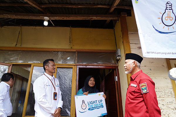 Ribuan Warga Prasejahtera Nikmati Program Light Up The Dream PLN Sumbar 1 listrik gratis --Sepanjang tahun 2023 hingga April 2024, sebanyak 2.306 masyarakat prasejahtera yang tersebar di 19 Kabupaten/Kota Provinsi Sumatera Barat telah berhasil mendapatkan listrik gratis melalui program LUTD.
ist