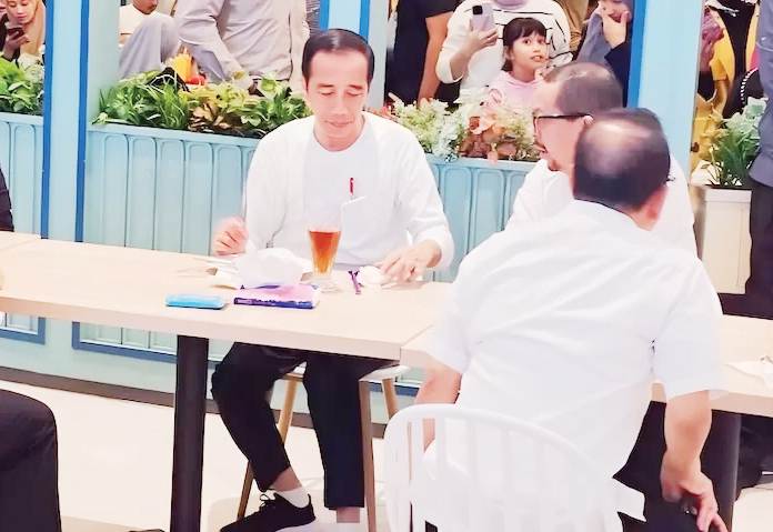 Dampingi Jokowi Kunker ke Sultra, Qodari Sebut Dukungan Publik ke Jokowi Harusnya 90 persen 1 BERBINCANG— Direktur eksekutif Indobarometer M Qodari saat berbincang bersama Presiden Joko Widodo (Jokowi) di Sultra.