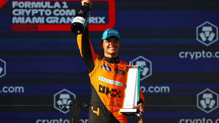 KEMENANGAN PERTAMA— Lando Norris dari McLaren meraih kemenangan pertamanya di Formula 1 dalam balapan ke-110nya, setelah mengungguli pemimpin kejuaraan Max Verstappen di Grand Prix Miami, Senin (6/5) dini hari WIB.