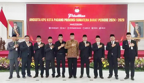 Lima Komisioner KPU Kota Padang Periode 2024-2029 Dilantik, Siap Hadapi Tantangan Pilkada 2024 1 FOTO BERSAMA— Ketua KPU RI Hasyim Asy’ari berfoto bersama anggota KPU Kota Padang Periode 2024-2029 yang baru saja dilantik.