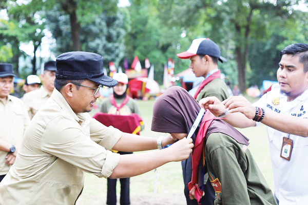Pertama Kali di Indonesia, KPU Sumbar Gelar Jambore Demokrasi Pelajar 1 JAMBORE DEMOKRASI PELAJAR— Komisioner KPU RI Idham Holik membuka kegiatan Jambore Demokrasi Pelajar Pilkada se-Sumbar yang berlangsung selama 3 hari, Kamis-Sabtu (9-11/5) di Bumi Perkemahan Mifan Padang Panjang.