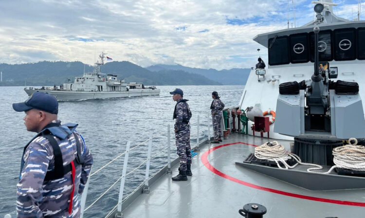 Jaga Profesionalisme Prajurit dan Kesiapan Tempur, 2 Kapal Perang Dikerahklan dalam Latihan Bersama 1 PERSIAPAN LATIHAN BERSAMA— Sejumlah orang prajurit Lantamal II Padang sedang melakukan persiapan di atas kapal perang, tanda dimulainya latihan bersama.
