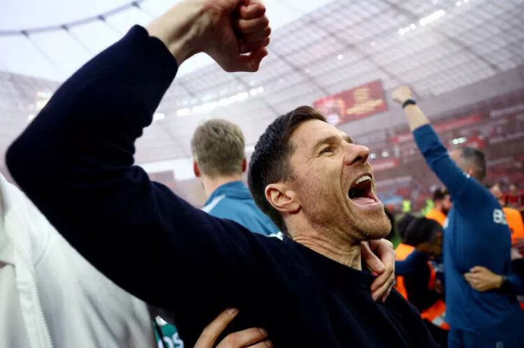 Kalahkan Bochum 5-0, Leverkusen Genap 50 Pertandingan Tak Terkalahkan 1 RAYAKAN KESUKSESAN— Pelatih Bayer Leverkusen, Xabi Alonso merayakan kesuksesan timnya merebut gelar juara Bundesliga musim 2023/24 setelah menjalani 29 dari 34 pertandingan di liga domestik tak terkalahkan.